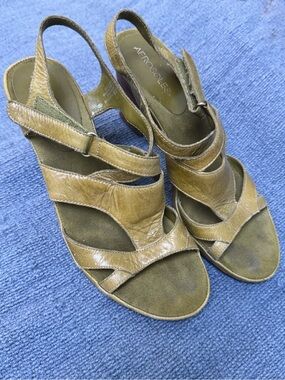 AEROSOLES Olive Leather Cutout Slingback Heels